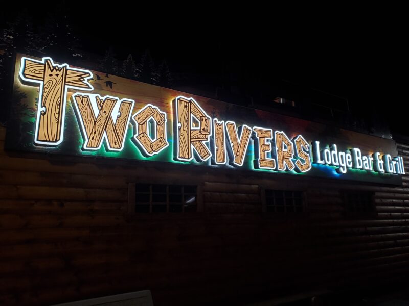 TwoRivers_LodgeBarGrill_IlluminatedSign-Night